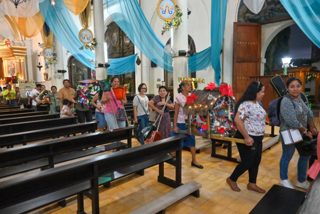 Familias retaltecas participan en las tradicionales posadas
