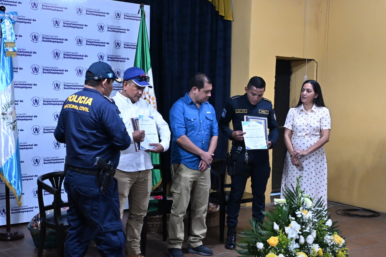 Reconocer el valor en el cumplimiento del deber a agentes de PNC en Suchitepéquez
