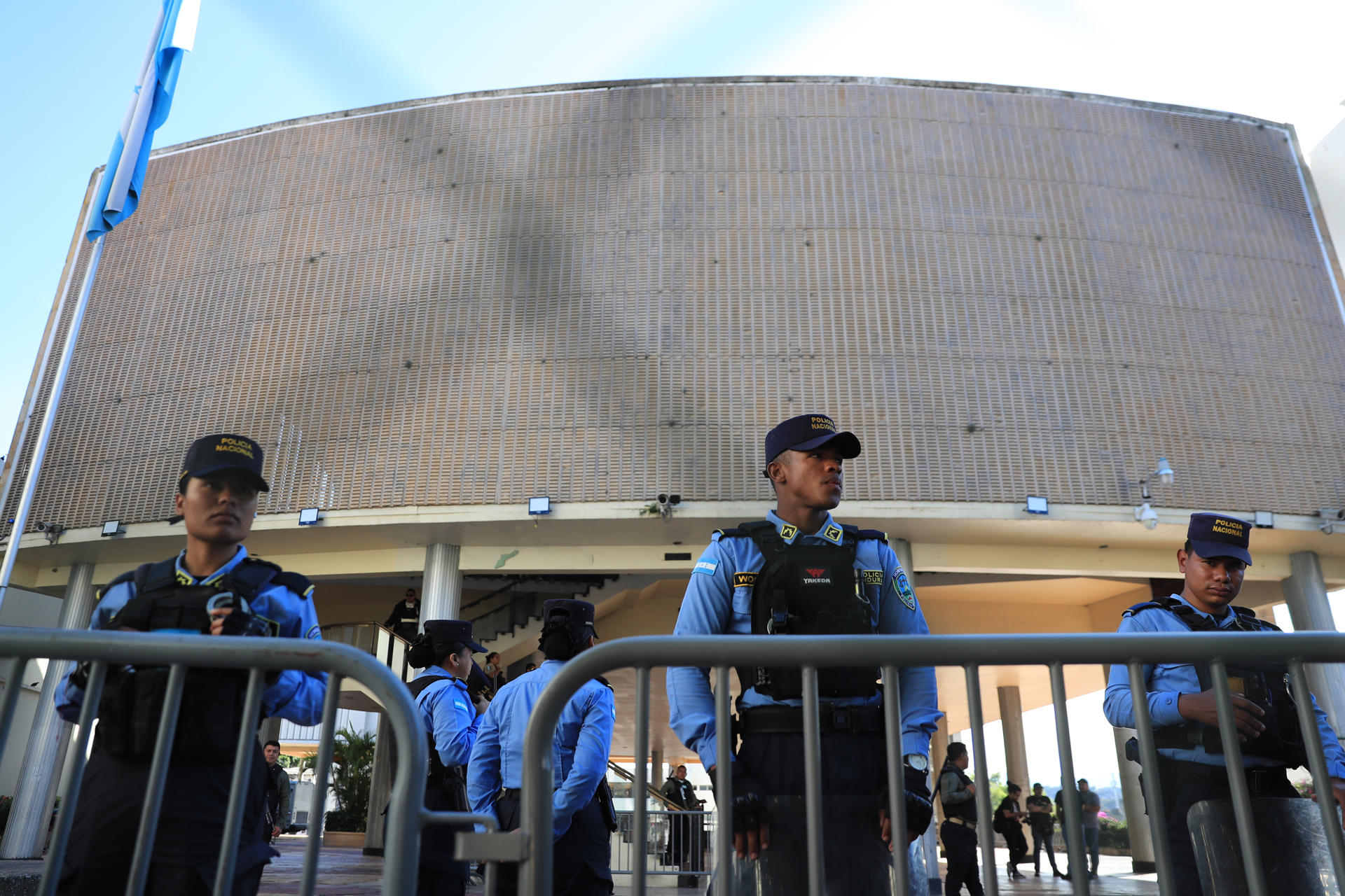 Integrantes de la Policía custodian frente al Congreso Nacional durante una sesión extraordinaria este jueves, en Tegucigalpa (Honduras). / Foto: EFE.