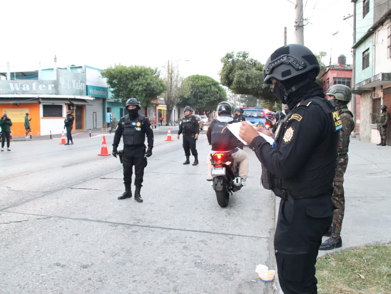 PNC reporta la captura de más de 100 personas, mientras realiza más de 20 operativos y allanamientos