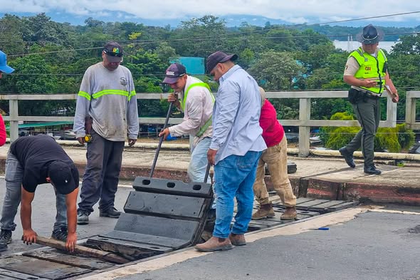 Instalan plancha en junta del puente Río Dulce./Foto: Covial.