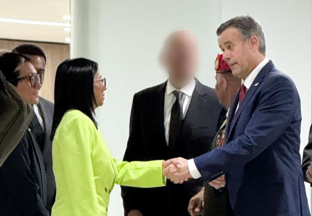 Presidenta encargada de Venezuela, Delcy Rodríguez, con el director de la CIA, John Ratcliffe. / Foto: EFE, CIA.