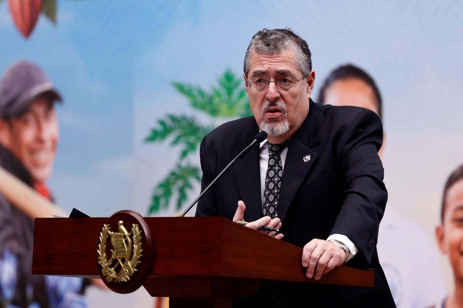 El presidente Bernardo Arévalo habla sobre el decomiso de más de dos toneladas de cocaína en Puerto Quetzal y combate al crimenn organizado.
