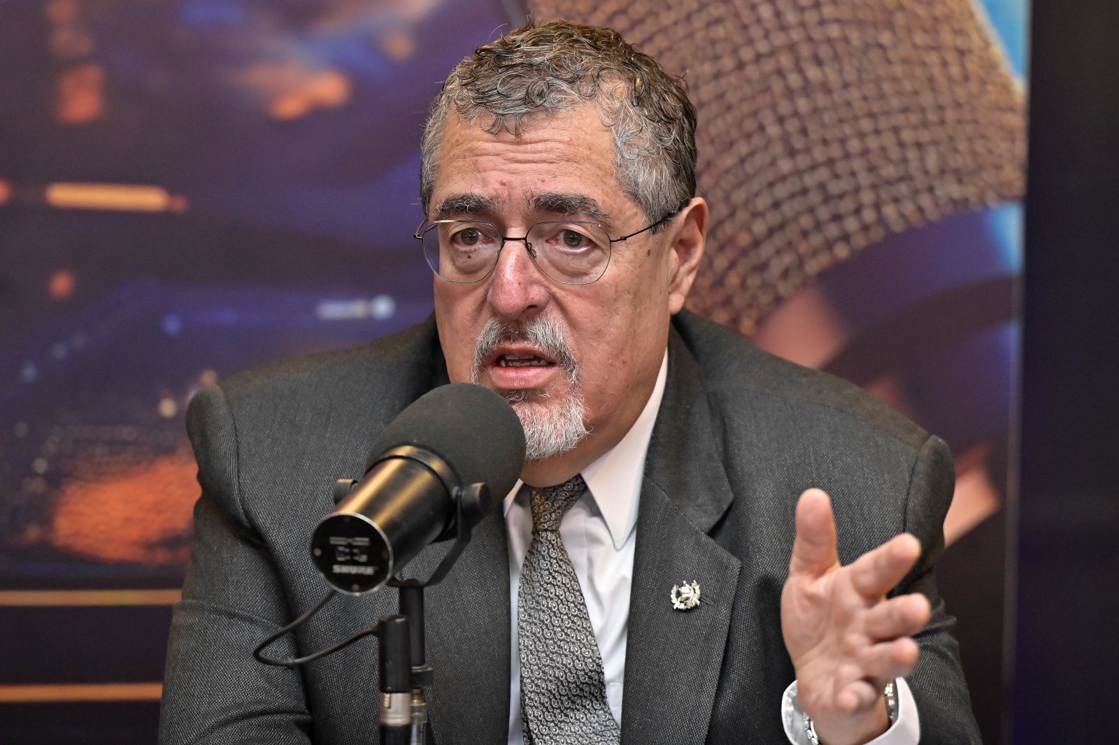 El presidente Bernardo Arévalo, durante entrevista con Radio Sonora, en la que habló sobre el control de las cárceles y el apoyo a las familias que perdieron a sus seres queridos en ataques el domingo.