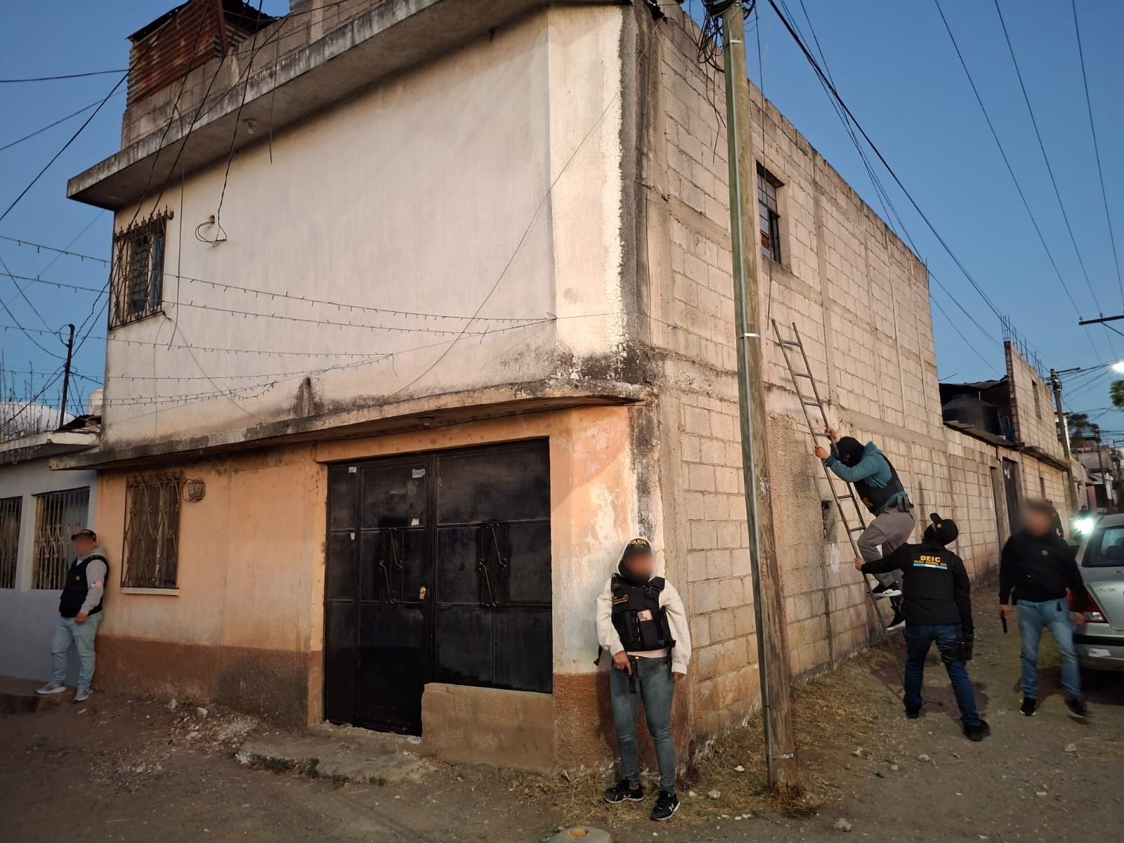 Investigadores efectúan allanamientos en seguimiento a ataques contra policías