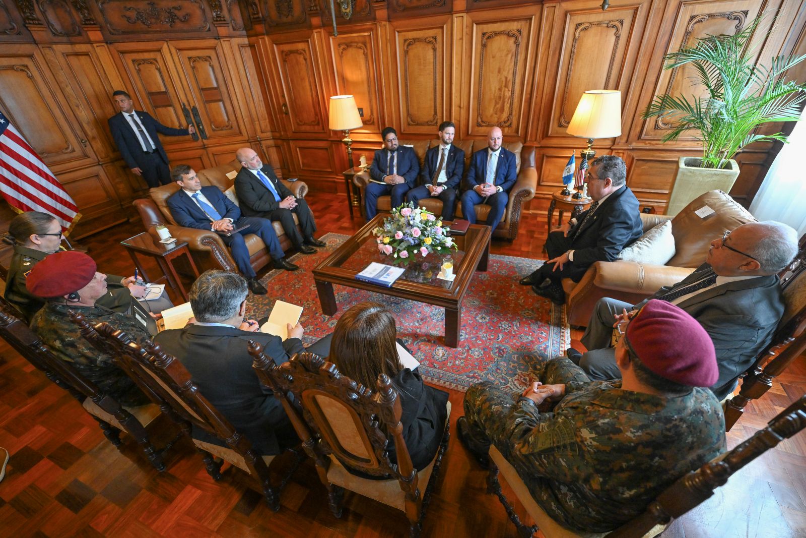 El presidente Bernardo Arévalo, durante su reunión con representantes del gobierno de EE. UU. en el que conversaron de cooperación en seguridad.