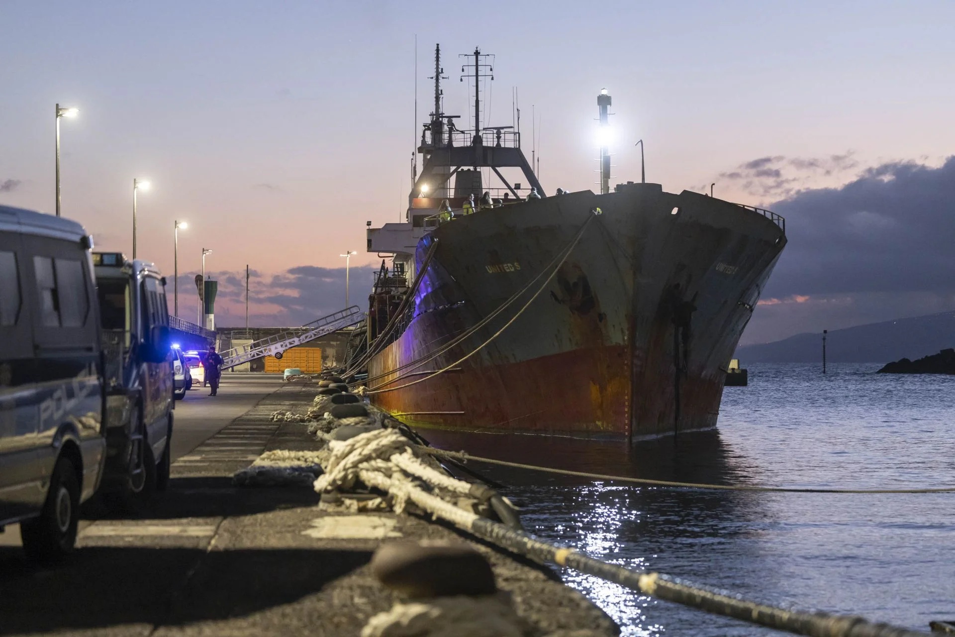 El buque que transportaba tuvo que ser remolcado hasta el puerto de Santa Cruz de Tenerife al quedarse sin combustible.