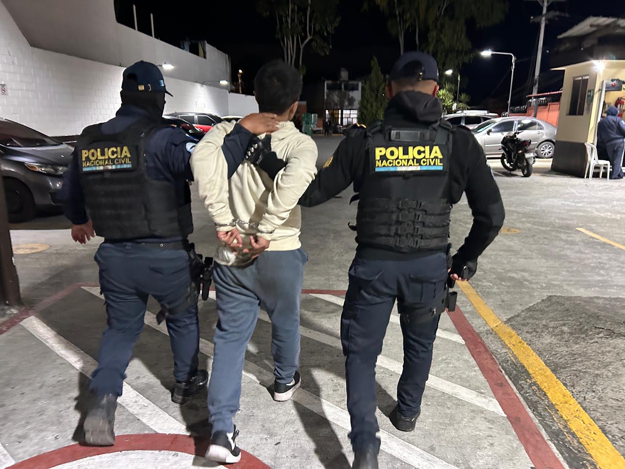 Agentes de la PNC conducen a alias "Deyvi", detenido por el secuestro de un hombre en la zona 6 de Mixco.