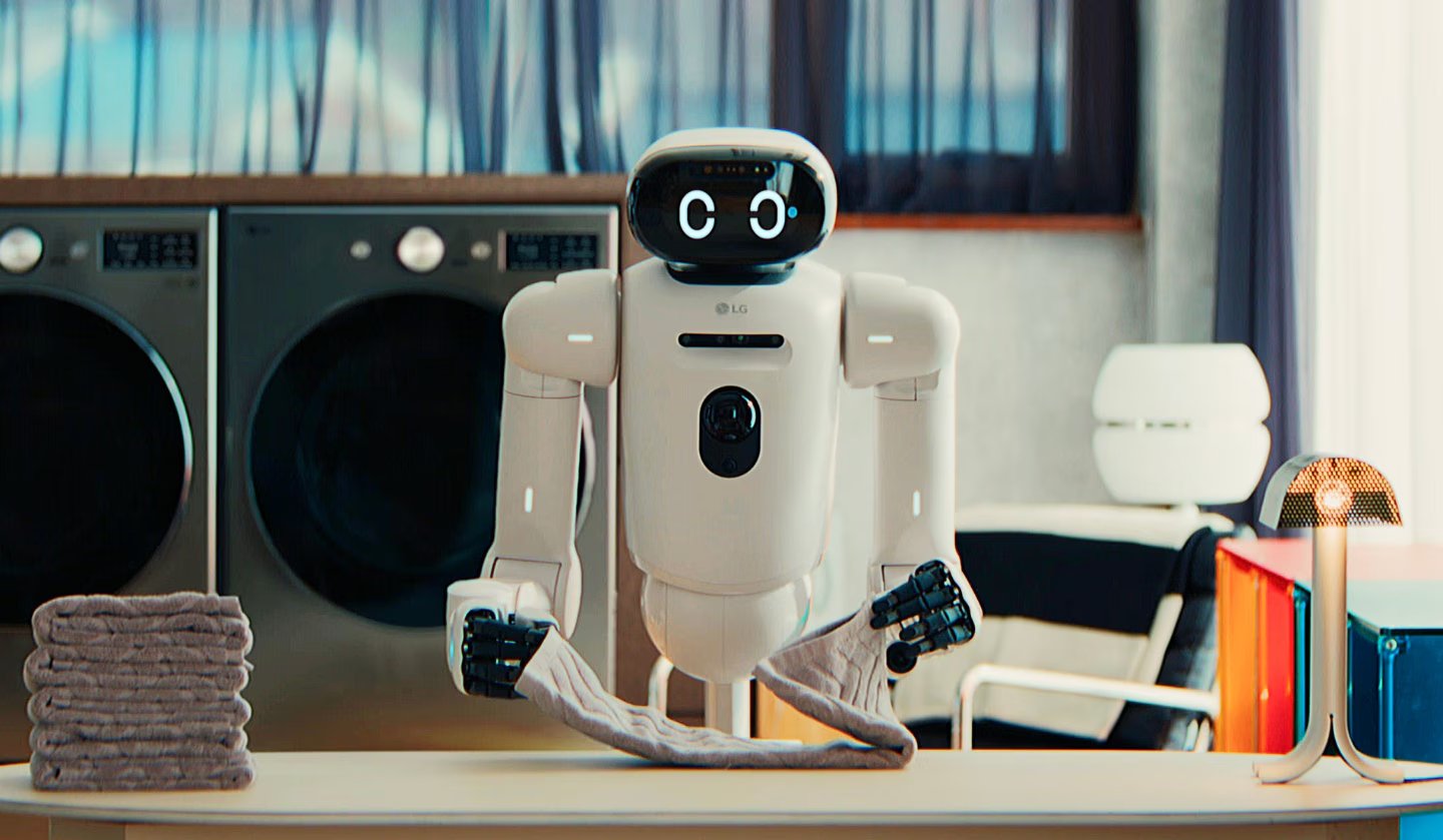 CLOiD, el robot de LG Electronics, es capaz de llevar a cabo diferentes tareas domésticas.