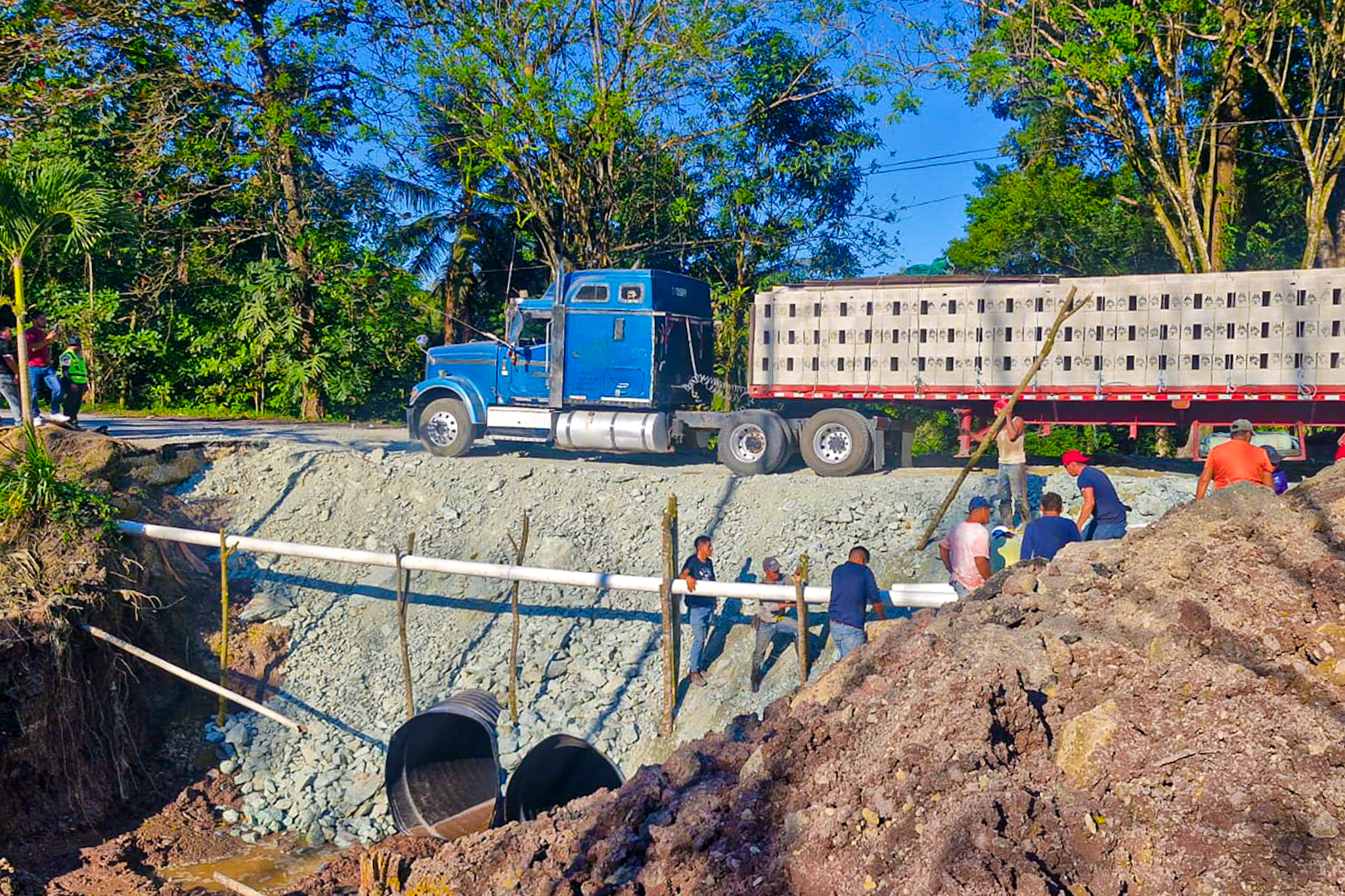 Luego de la colocación de tubería transversal, Covial habilitó el paso por el km 281.3 de la ruta a Petén. /Foto: CIV