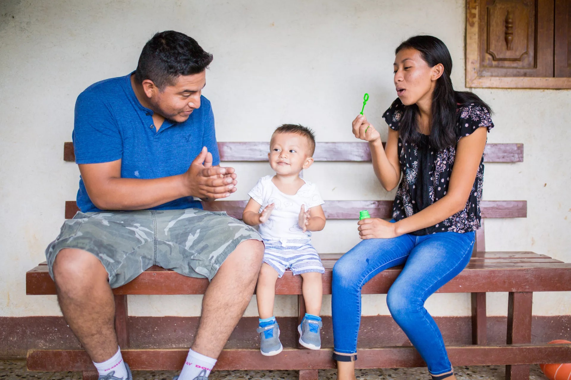 Expertos resaltan la importancia del amor en la crianza de los hijos.