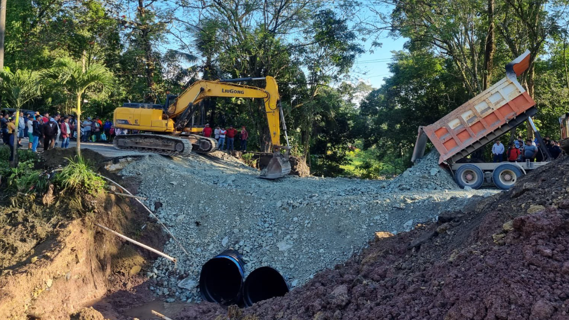 Covial continua con los trabajos en Río Dulce./Foto: Covial.