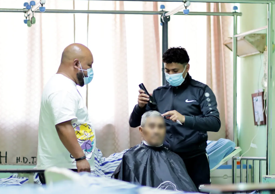 Donan cortes de cabello a pacientes del Hospital de Totonicapán. (Foto: MSPAS)