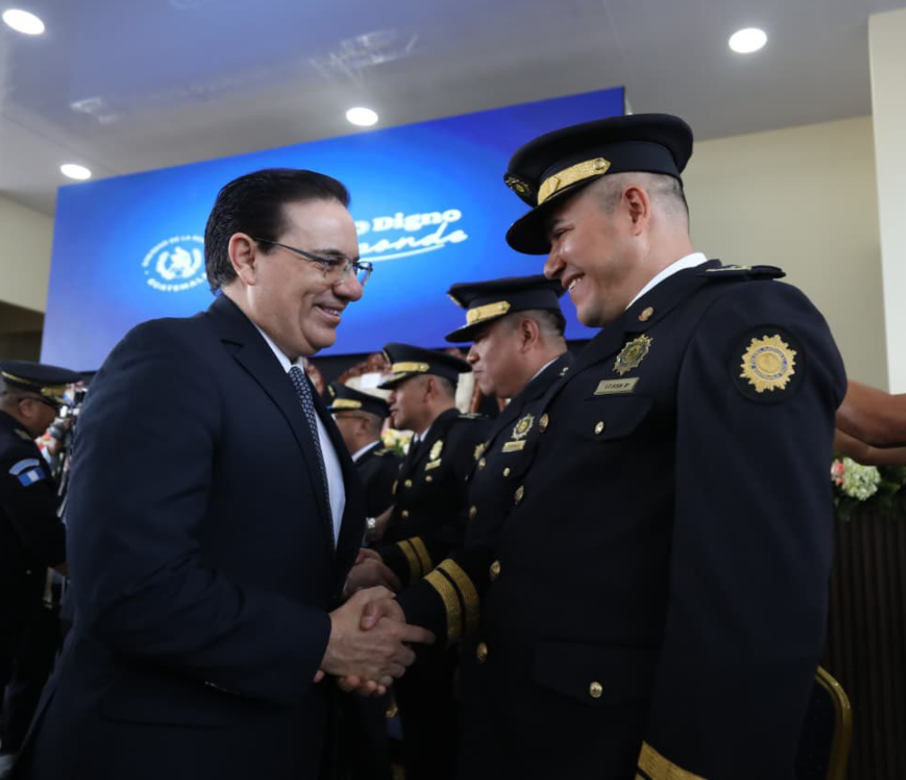 Oficiales ascienden al grado de comisario general de la PNC. / Foto: Mingob.