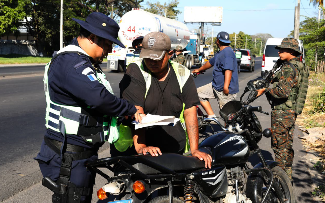 También se efectúan incursiones a pie y en motocicletas en áreas urbanas y rurales de difícil acceso, con el fin de ampliar la cobertura policial. / Foto: Mingob.