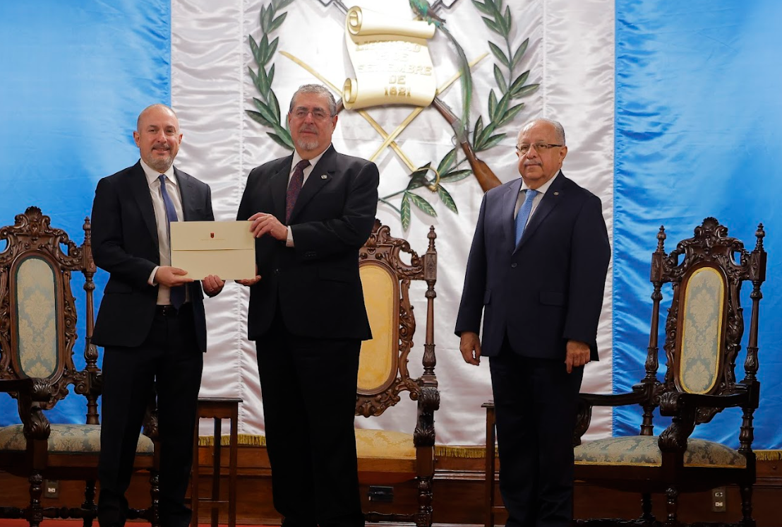 Presidente Bernardo Arévalo recibe cartas credenciales de seis embajadores