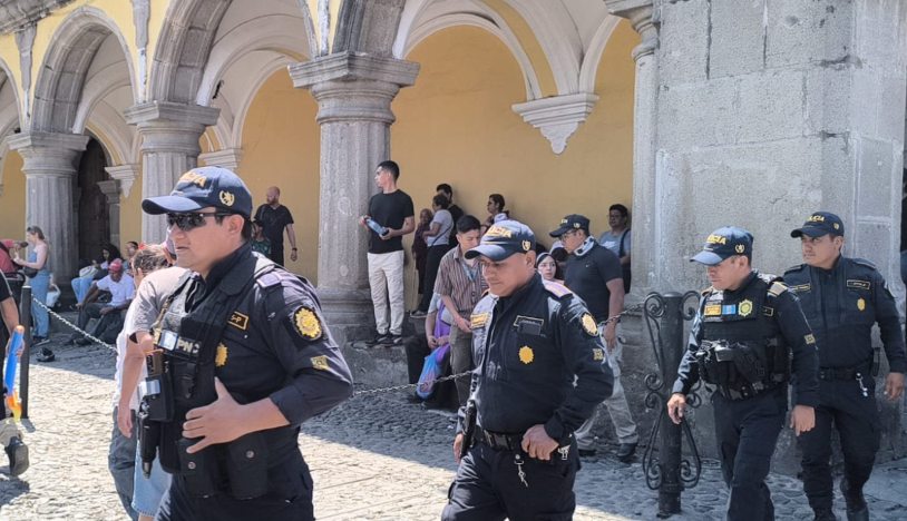 Acompañamiento de la PNC en zona turística de Antigua Guatemala. / Foto: Mingob.