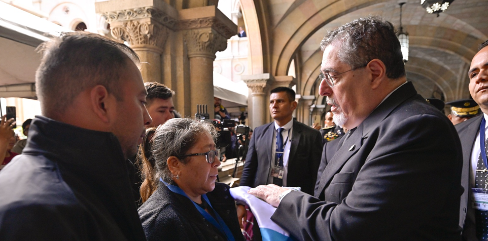 Presidente Bernardo Arévalo participó en las honras fúnebres a los agentes de la PNC caídos en el cumplimiento del deber. (Foto: Álvaro Interiano)