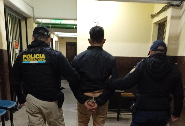 El detenido fue identificado como Gerson Vinicio Damián Juárez, de 41 años, señalado de pertenecer a la estructura criminal Mara Salvatrucha con el rango de gatillero y sicario. / Foto: PNC