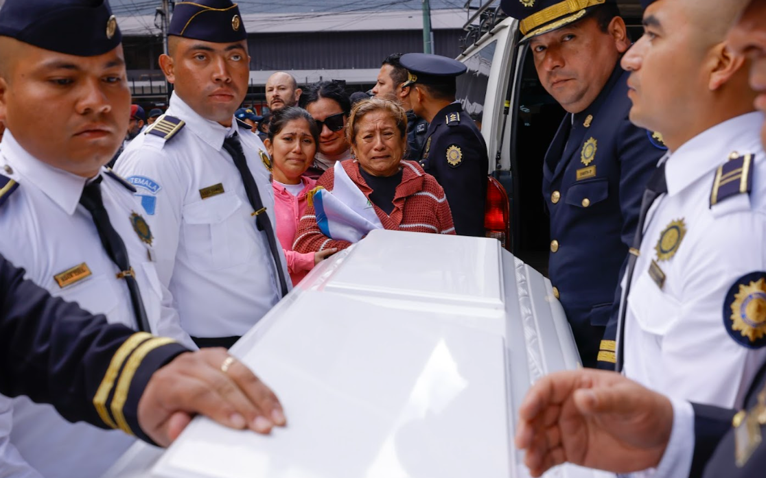 Familiares dan su último adiós a agentes policiales caídos./Foto: Álex Jacinto.