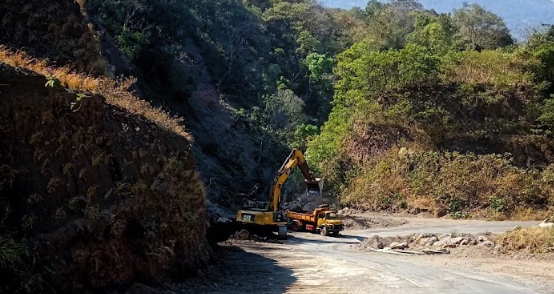Retoman labores de limpieza en ruta Palín-Santa María de Jesús./Foto: Caminos.