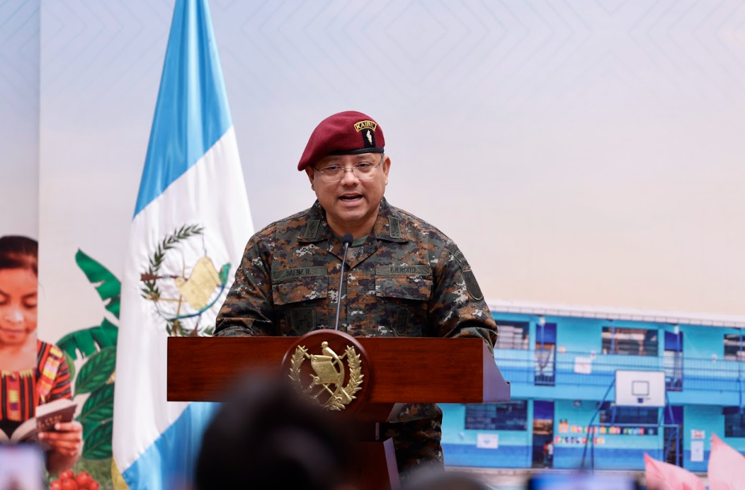 Ministro de la Defensa Henry Saenz participa en La Ronda, en la que expone que el Ejército apoya en la seguridad interior y vigilancia en cárceles. Foto: Analí Camey