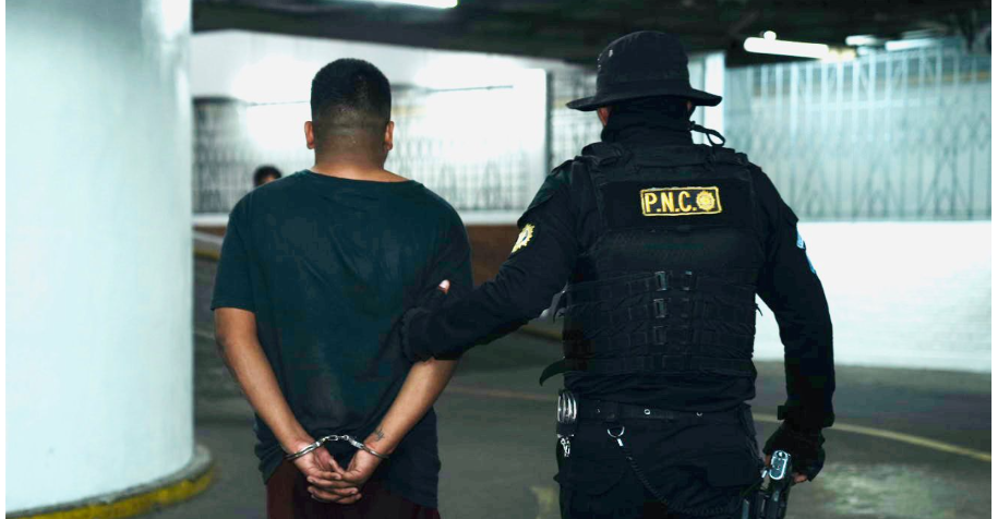 PNC frustra posible ataque contra agentes en zona 18