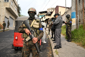 En el marco del estado de sitio, PNC y Ejército realiza operativos conjuntos en colonias de la zona 18. / Foto: Byron de la Cruz