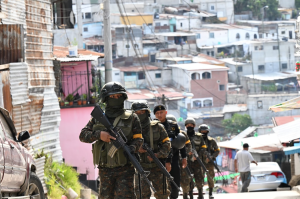 En el marco del estado de sitio, PNC y Ejército realizó operativos conjuntos en colonia Alamedas ll zona 18. / Foto: Byron de la Cruz