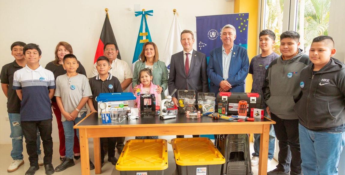 Vicepresidenta Karin Herrera participa en la entrega de kits para Clubes de Ciencias. (Foto: Gobernación Departamental de Chiquimula)