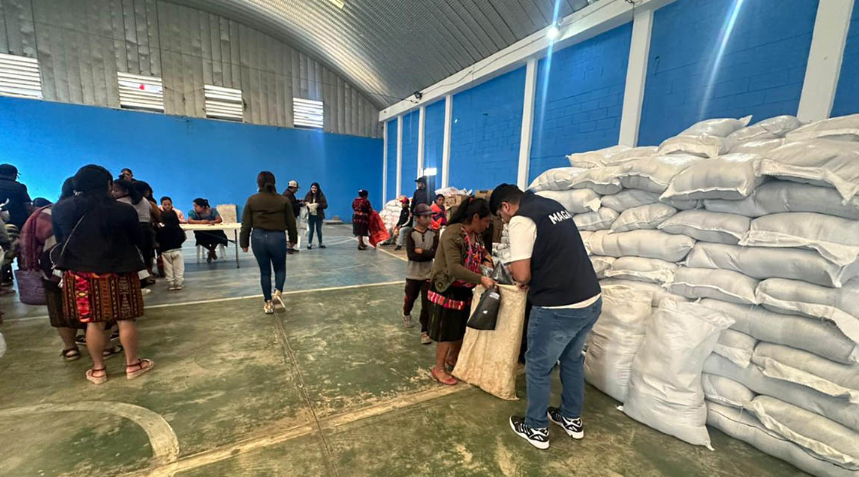 Entrega de raciones de alimentos a familias. / Foto: MAGA
