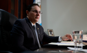 Ministro de Gobernación Marco Antonio Villeda en entrevista con AGN. / Foto: Noé Pérez. 