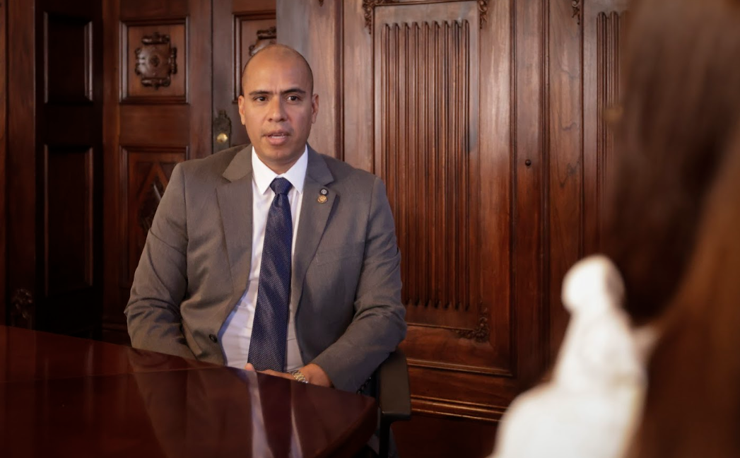 El viceministro de Antinarcóticos, Víctor Cruz, conversa sobre la incautación de 4.9 kilos de cocaína y la cooperación para la lucha contra el narcotráfico. / Foto: Dickens Zamora