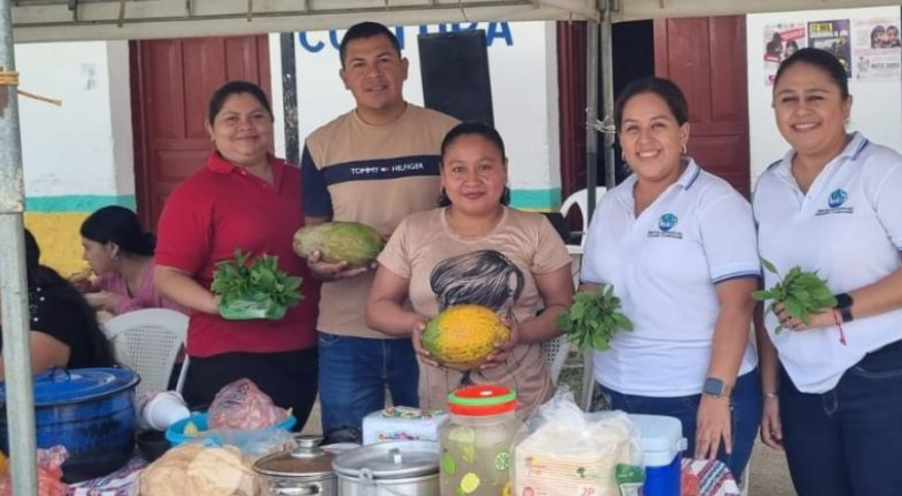 Durante la jornada, los asistentes tuvieron la oportunidad de adquirir una amplia diversidad de productos elaborados y cultivados en la zona. / Foto: MAGA