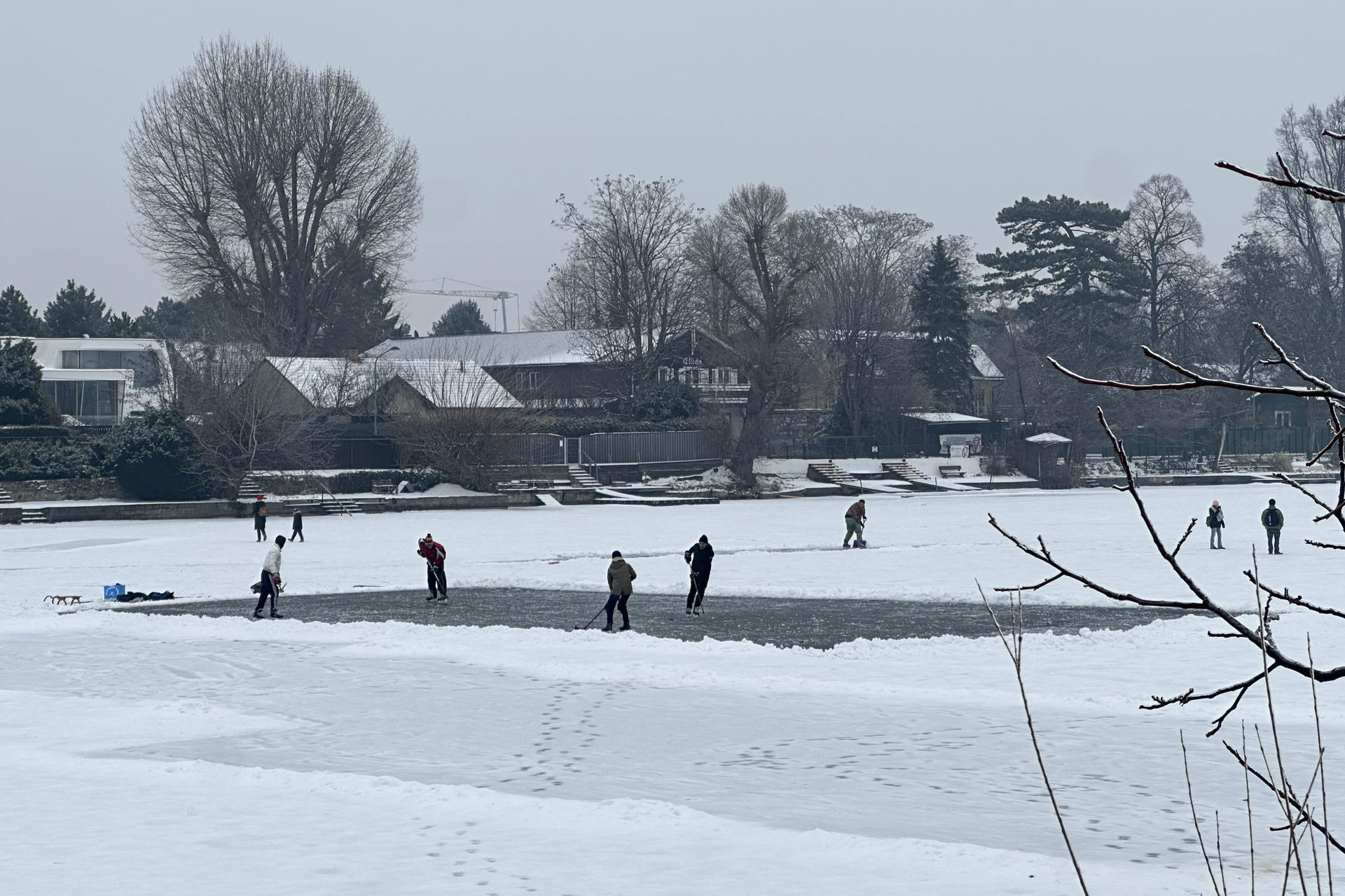 Algunas personas patinan sobre el hielo en un brazo del río Danubio, que se congeló a causa del frío extremo.