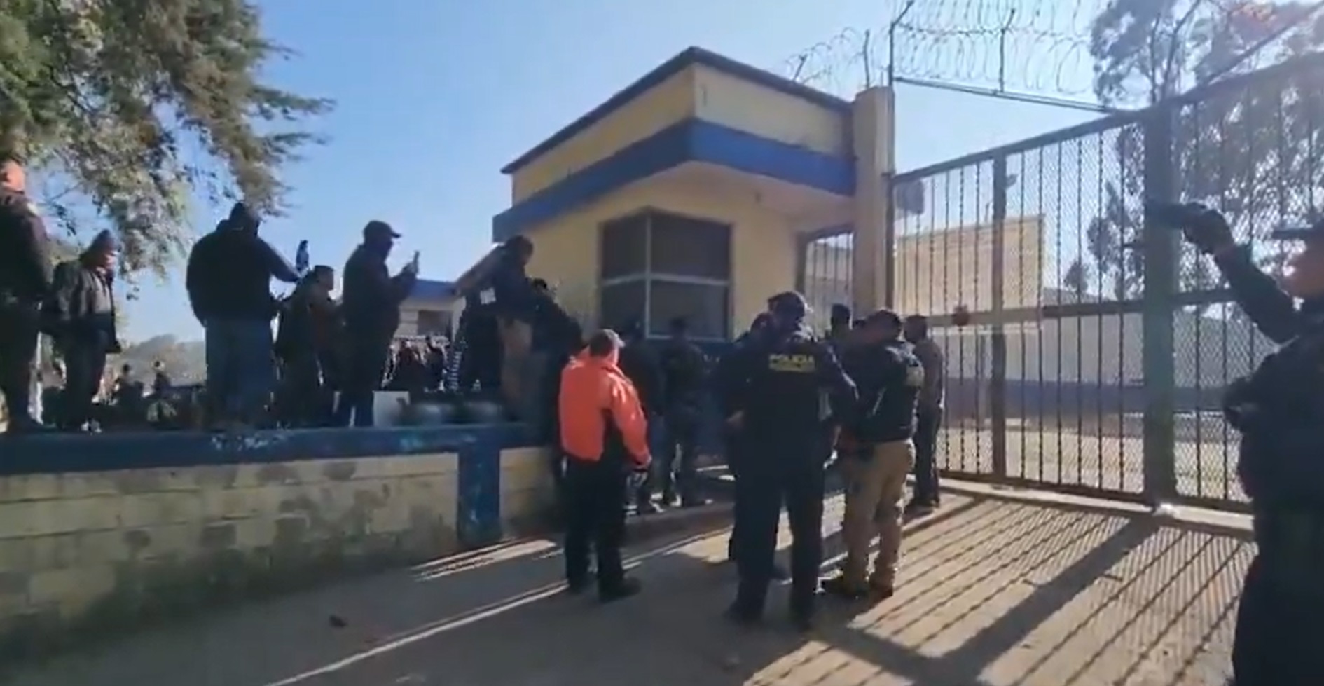 Tras retomar el control en la cárcel Fraijanes II, la PNC libera a los 28 guardias de presidios retenidos en ese lugar.