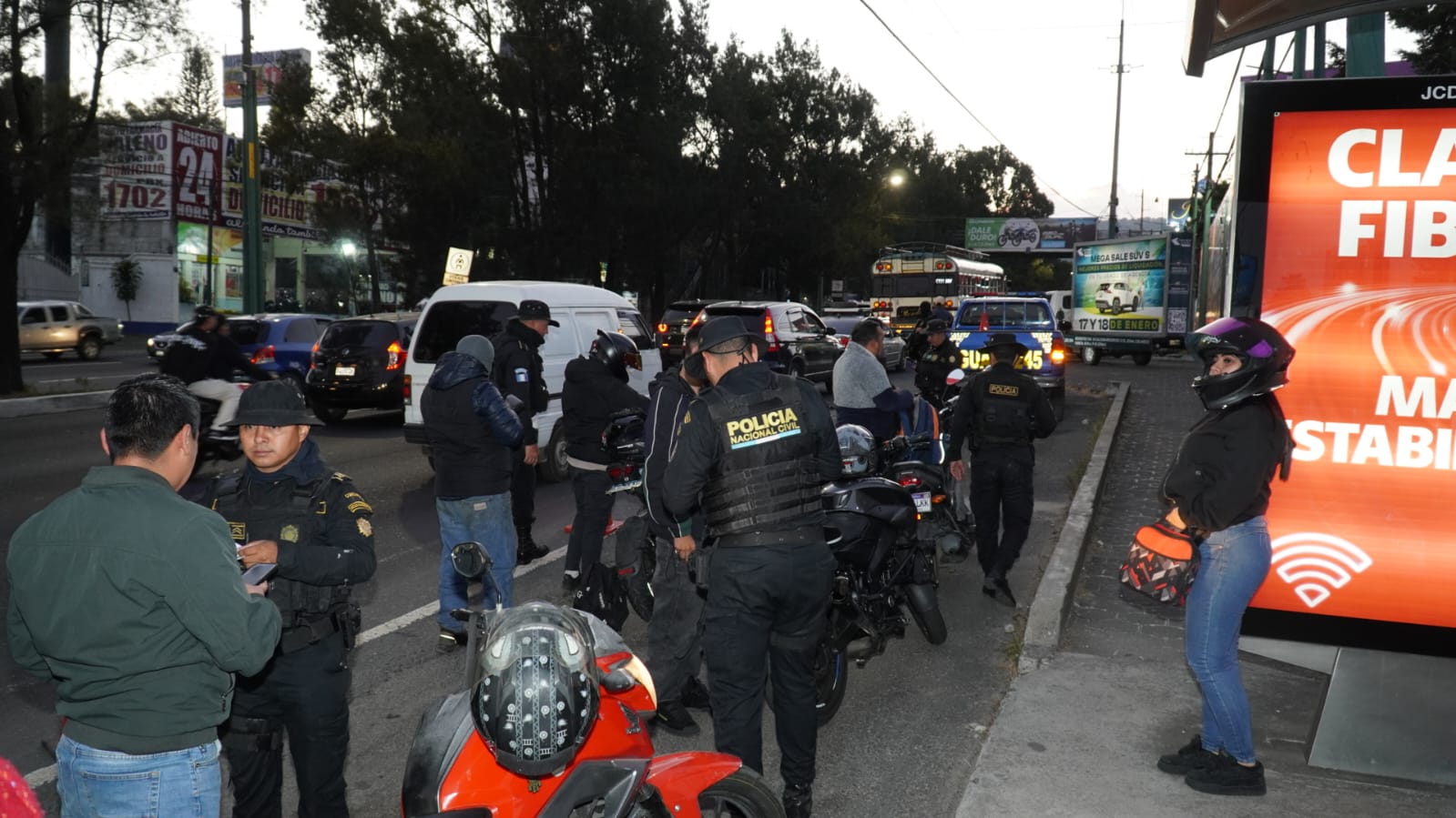Operativos nocturnos de la PNC lograron la incautación de 15 motocicletas y un taxi pirata