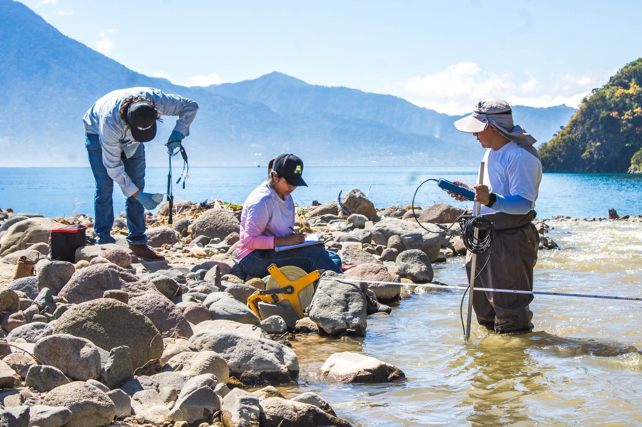 Durante el 2025 AMSCLAE promovió acciones de gestión ambiental en la cuenca del lago de Atitlán. (Foto: AMSCLAE)