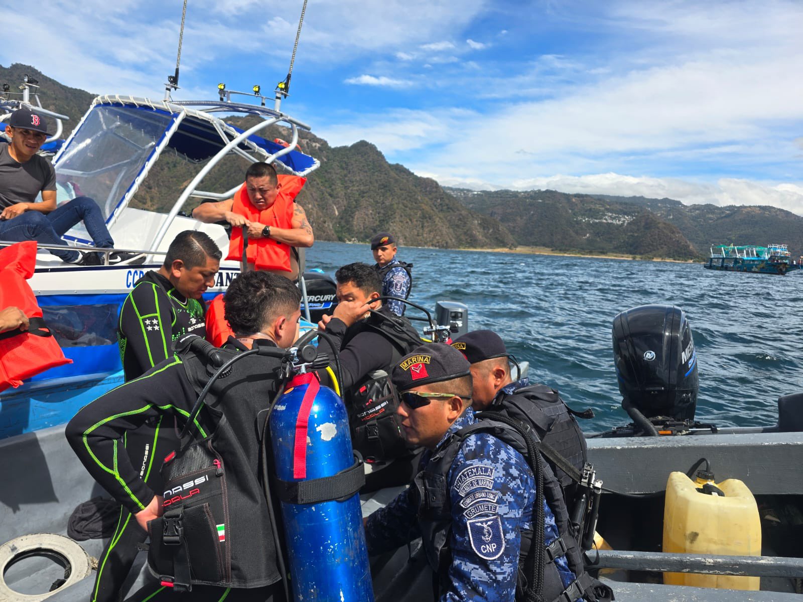 Ejército de Guatemala atiende emergencia acuática en el lago de Atitlán. (Foto: Ejército de Guatemala)