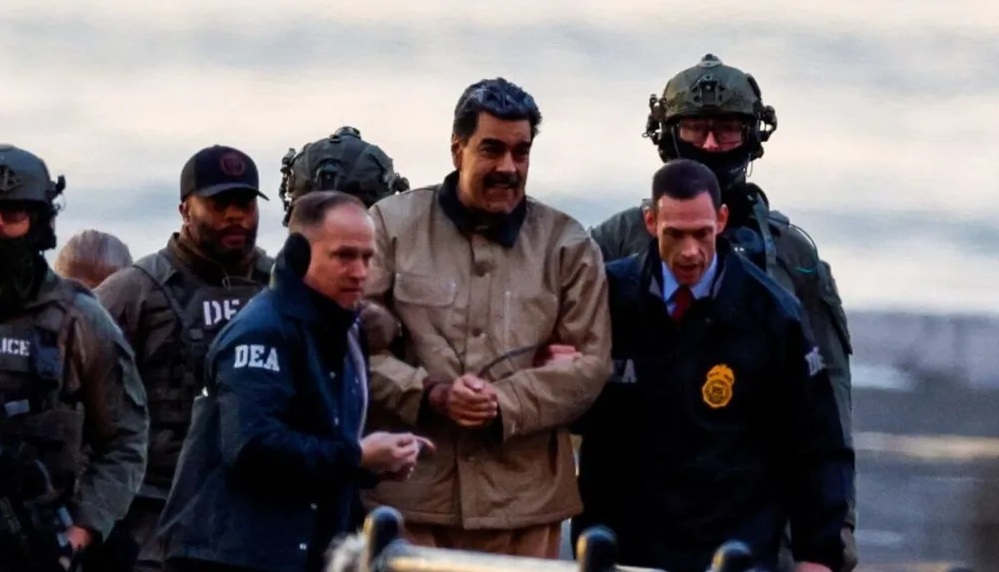 El exgobernante venezolano, Nicolás Maduro, durante su traslado a una corte federal de Manhattan, para su primera declaración.