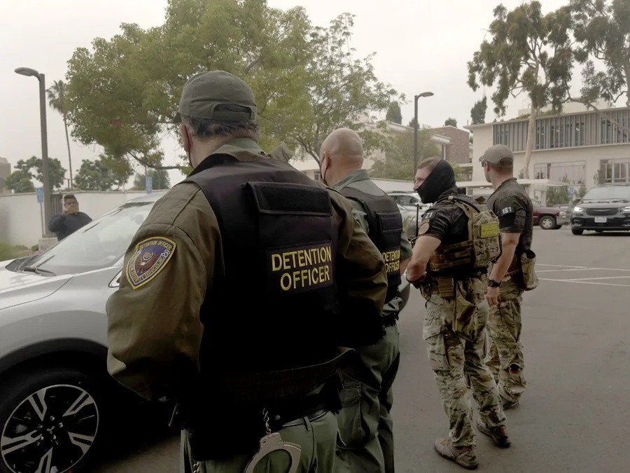 Grupos latinos piden al Congreso prohibir uso de militares en redadas migratorias en EE. UU.