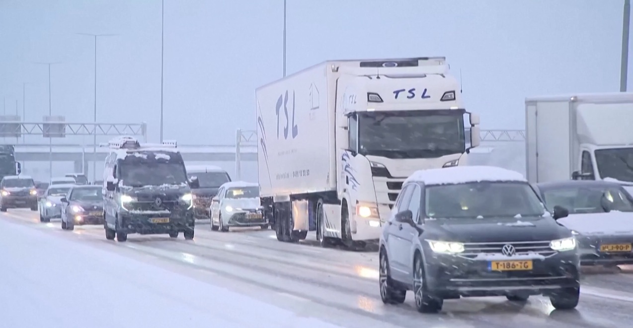 Nevadas en Países Bajos causa acumulación de nieve en carreteras y el cierre del principal aeropuerto del país.