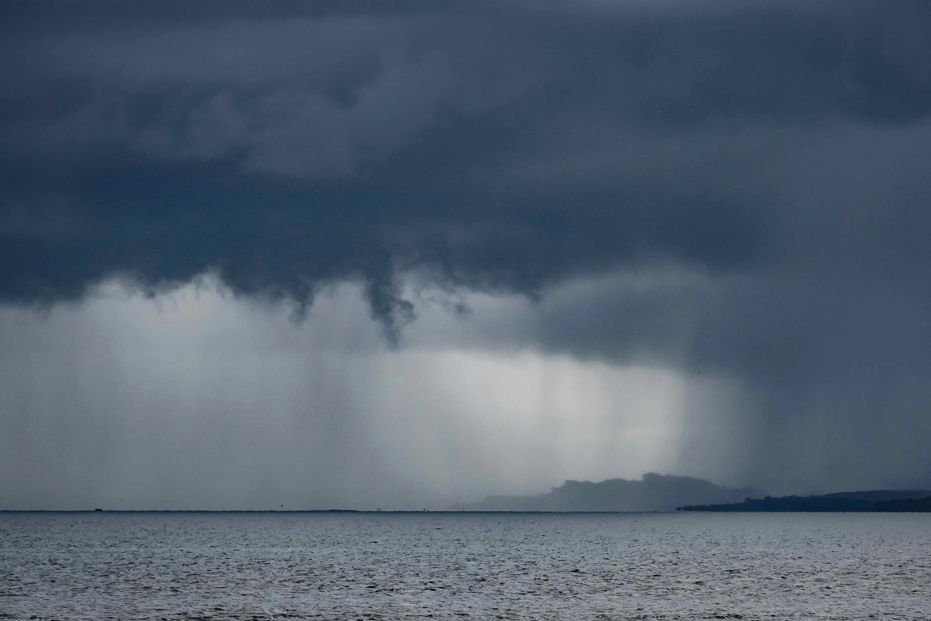 El aumento de la temperatura de los océanos provoca el aumento del nivel del mar, intensifica y prolonga las olas de calor y los fenómenos meteorológicos extremos.