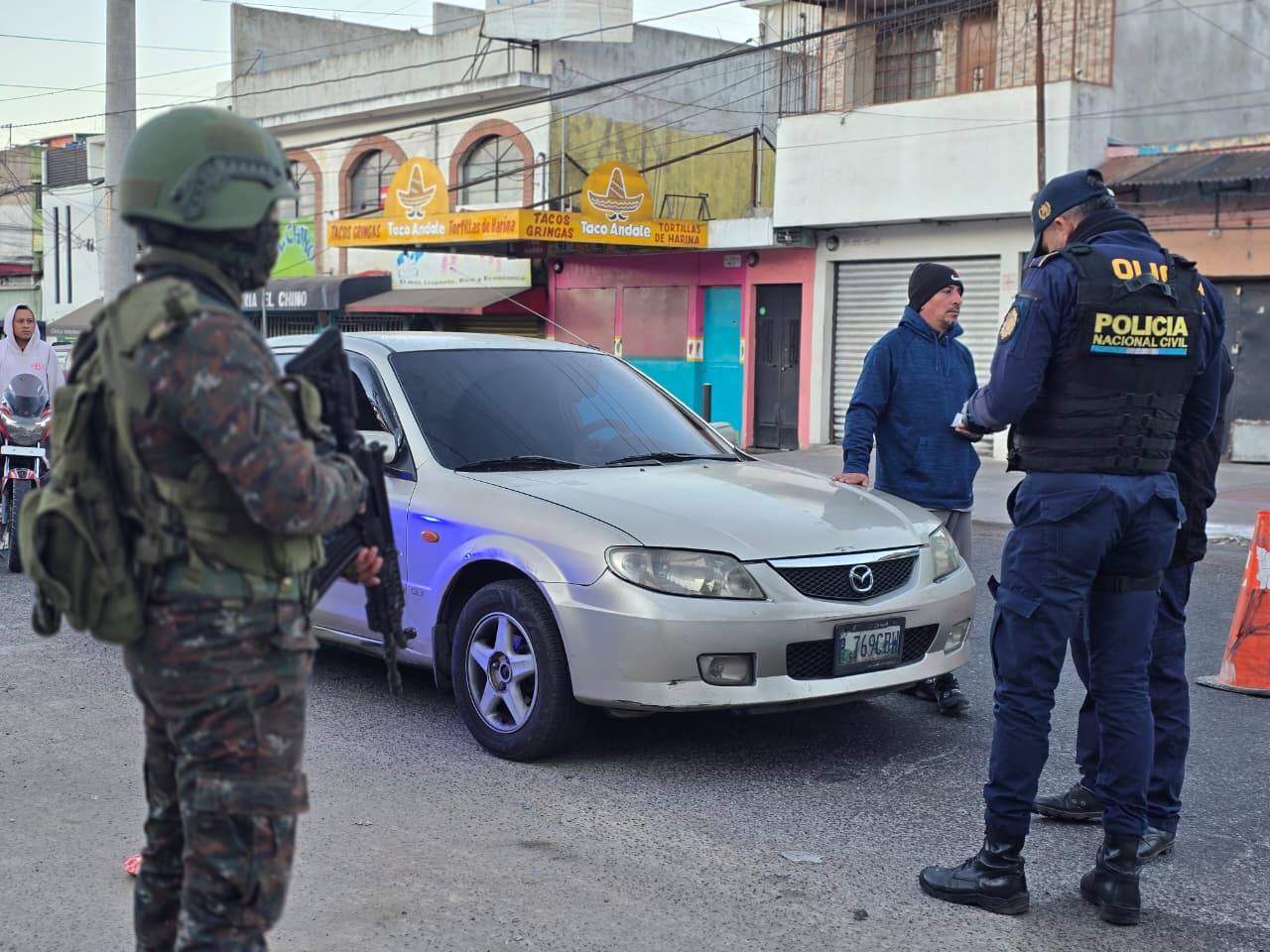 Fuerzas convinadas de la PNC y el Ejército desarrollan operativos en la zona 18 y otros puntos del país.