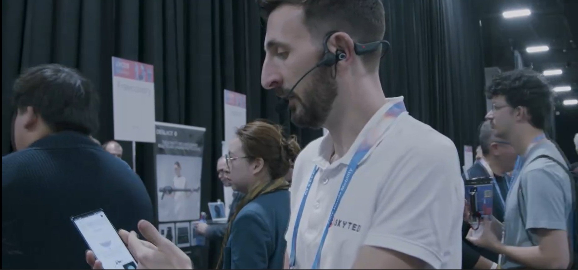 Los teléfonos móviles con inteligencia artificial son algunos de los productos que más atraen en la feria CES 2026. /Foto: captada de video de EFE