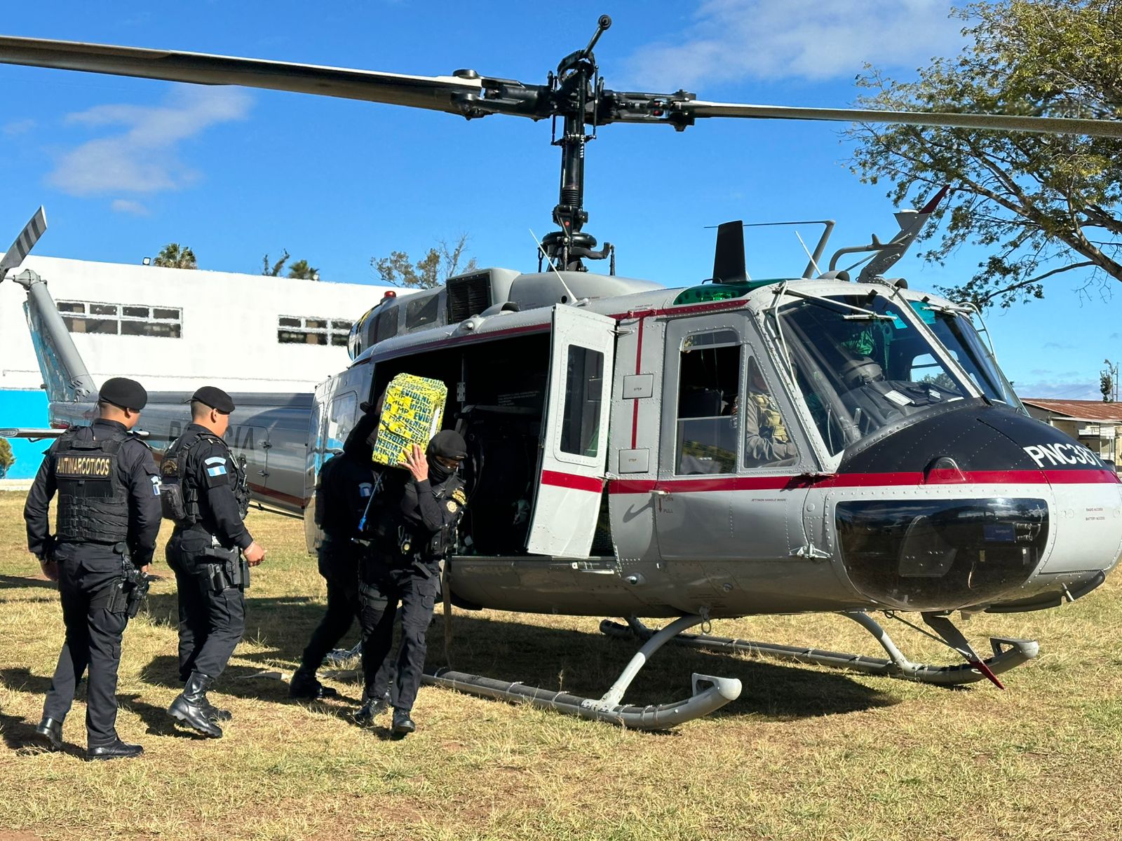 Trasladan a bodegas antinarcóticas más de mil paquetes de cocaína incautados en Puerto Quetzal
