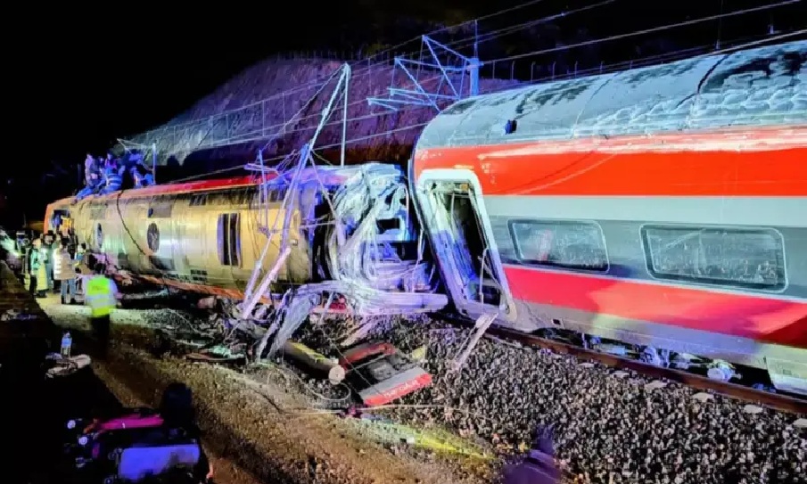 Un tren que de Málaga se dirigía a Puerta de Atocha, Madrid, descarriló e impactó contra otro que circulaba en sentido contrario.