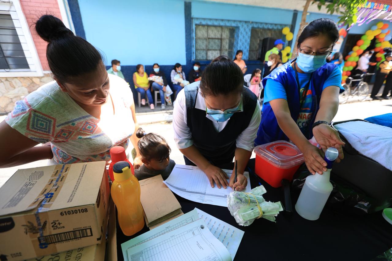 Salud refuerza acciones de vacunación y vigilancia comunitaria ante casos de sarampión en el país. (Foto: MSPAS)