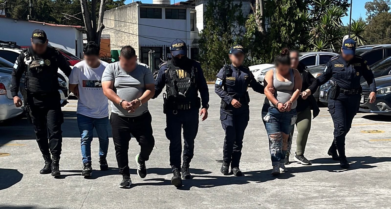 Persecución en la calzada San Juan termina con cuatro capturados y armas incautadas