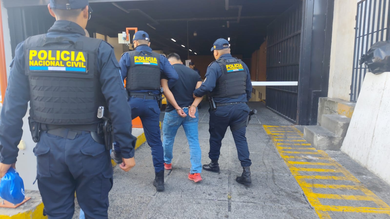 Capturan a guardia del Sistema Penitenciario. / Foto: PNC.